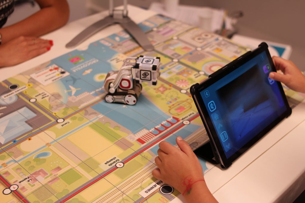 Enfant a besoin educatifs particulier qui s'initie à la programmation robotique